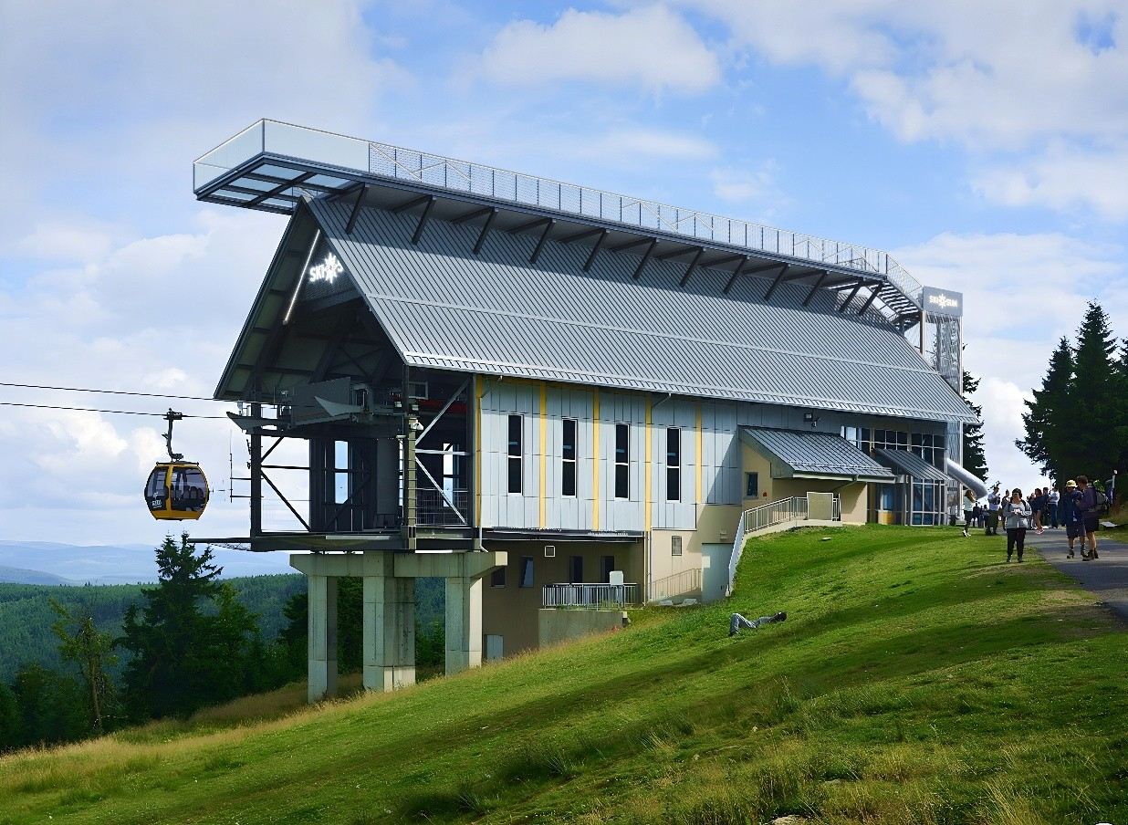 Nowy taras widokowy na górnej stacji kolei gondolowej Ski&Sun