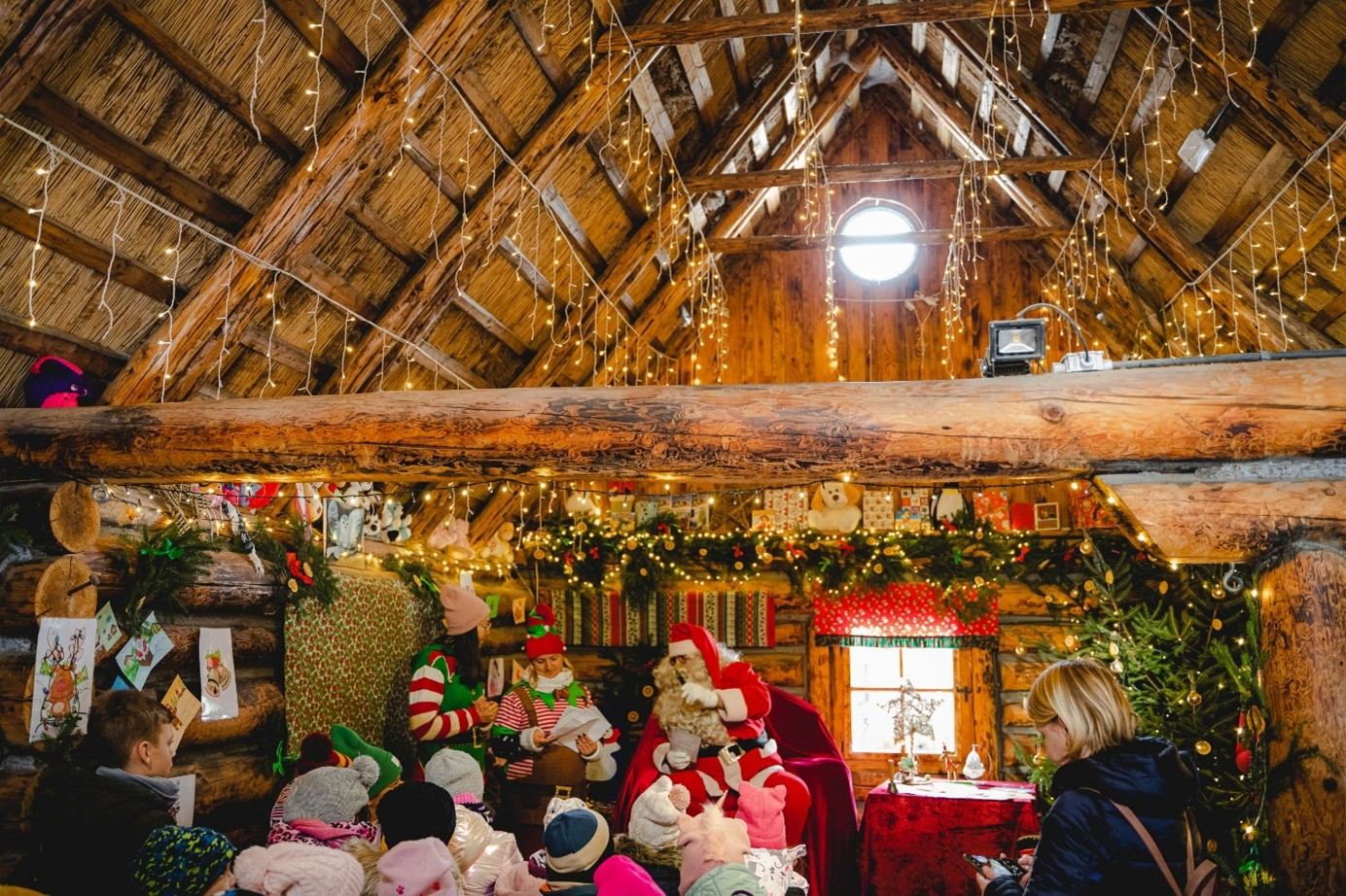 Złoty Stok zimą. Gdzie światło spotyka historię: poznaj Wioskę Mikołaja w Średniowiecznej Osadzie Górniczej
