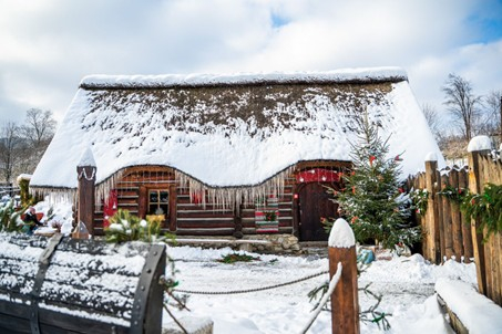 Złoty Stok zimą. Gdzie światło spotyka historię: poznaj Wioskę Mikołaja w Średniowiecznej Osadzie Górniczej