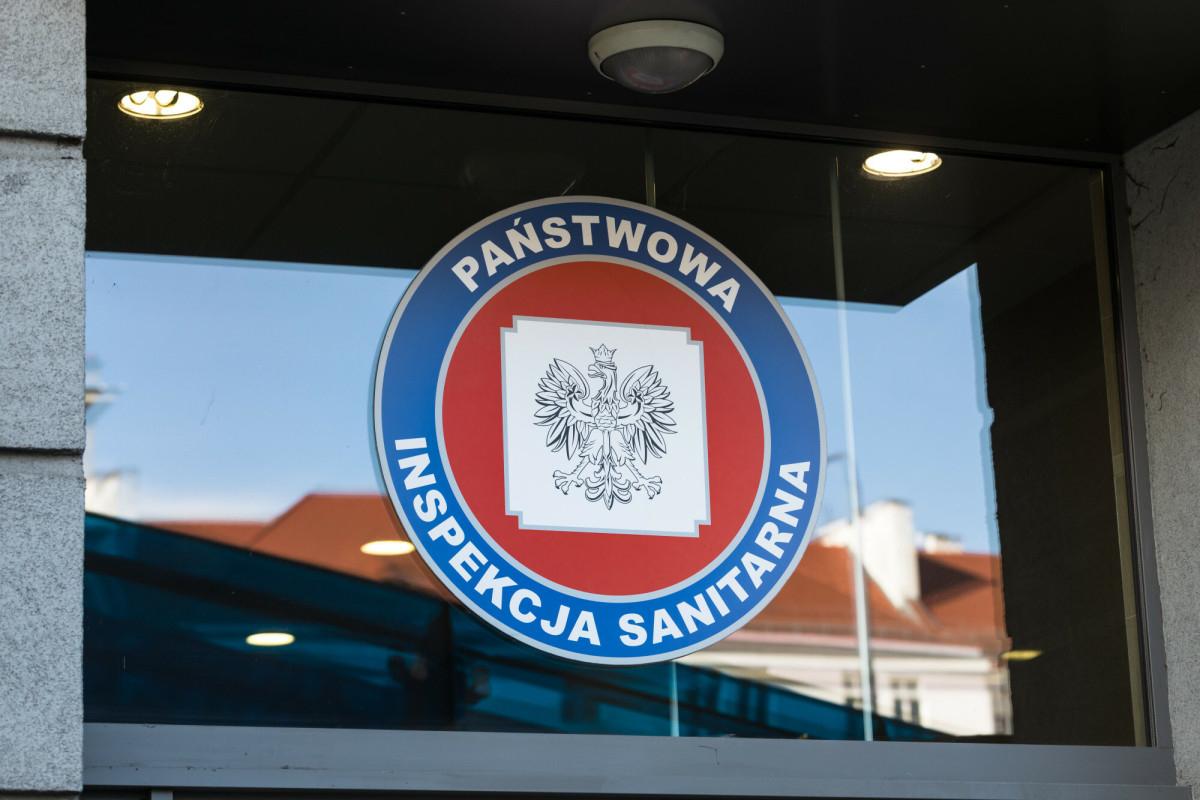 Pilny komunikat Państwowej Inspekcji Sanitarnej. Kadm i ołów w szklankach z sieciówki