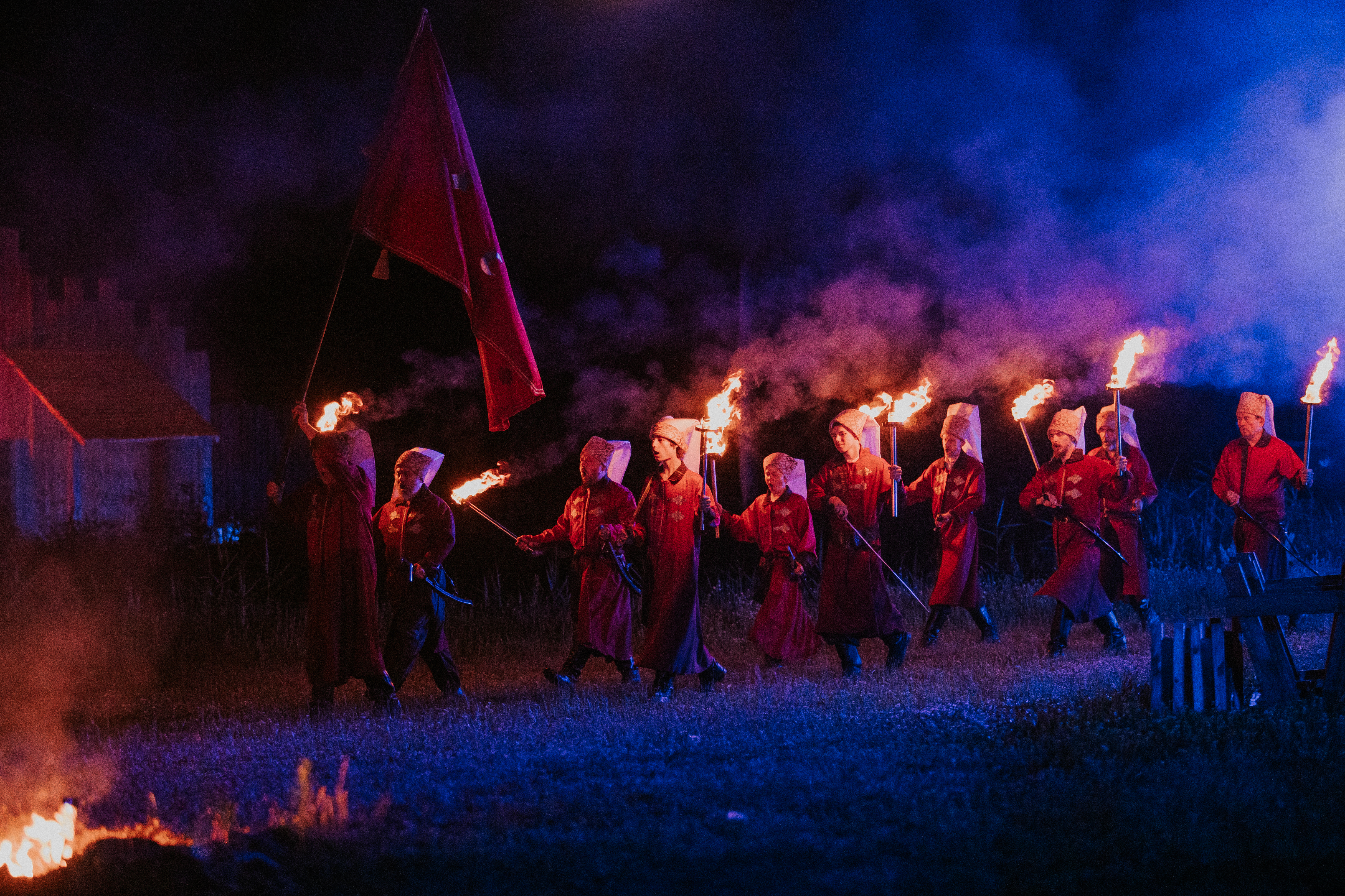 nocny orszak z pochodniami i flagą