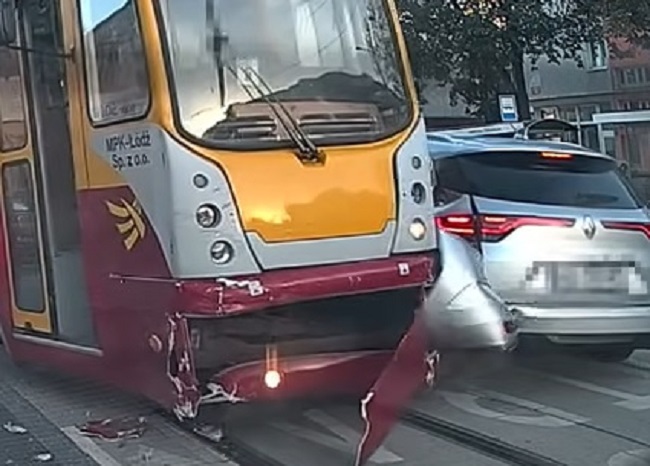 Zignorował podwójną ciągłą i nie spojrzał w lusterka wsteczne. Szybko ...