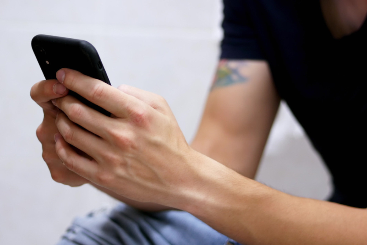 Przesiadujesz z telefonem w toalecie? Eksperci ostrzegają przed konsekwencjami