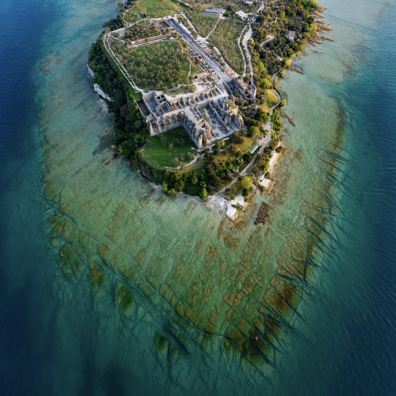 zamek-naJamaica Beach, fot. Lago di Garda Camping-wyspie-otoczonej-przez-wode-68f3b3.jpg