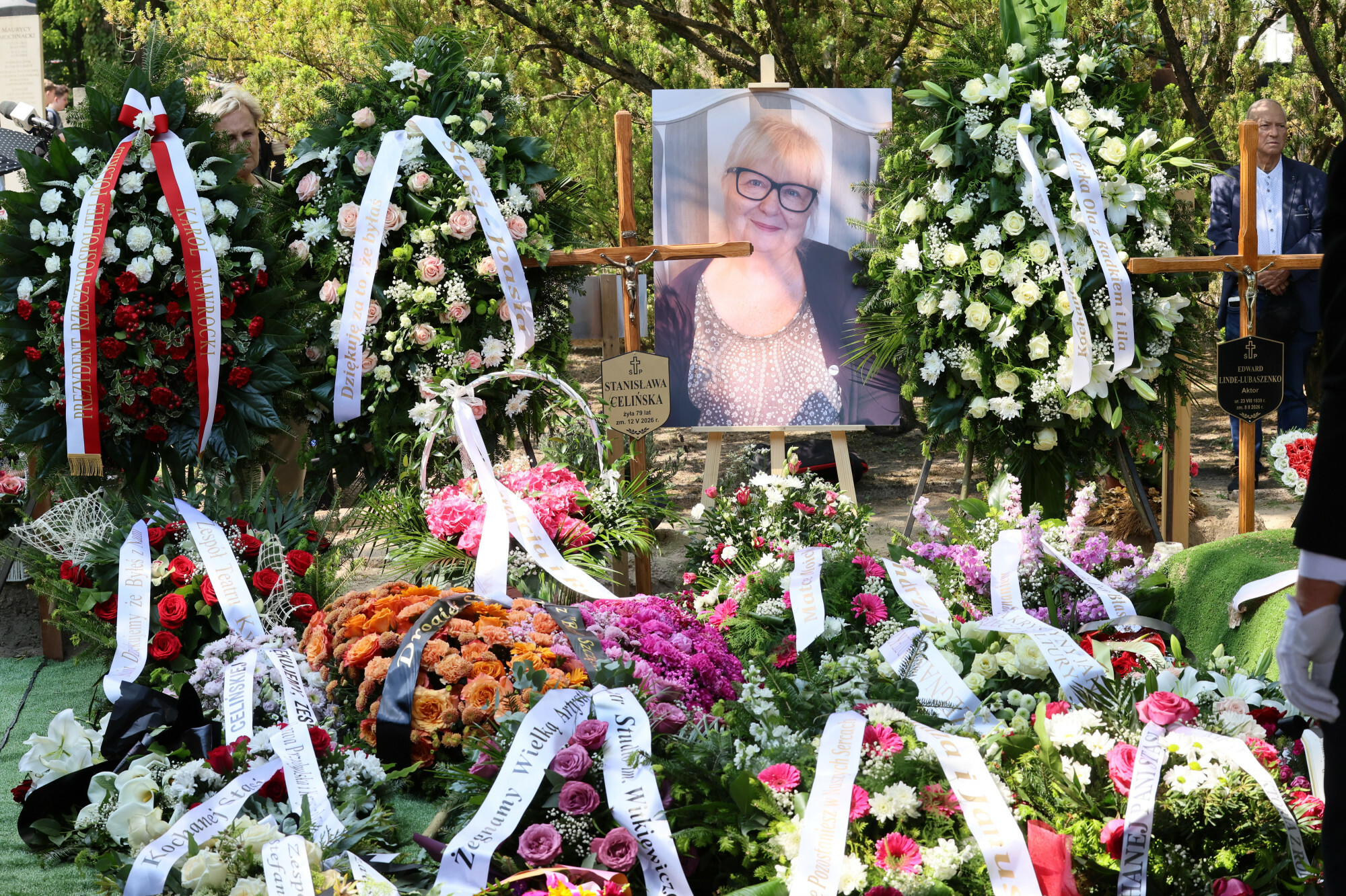 pogrzeb z wieńcem i portretem zmarłej kobiety