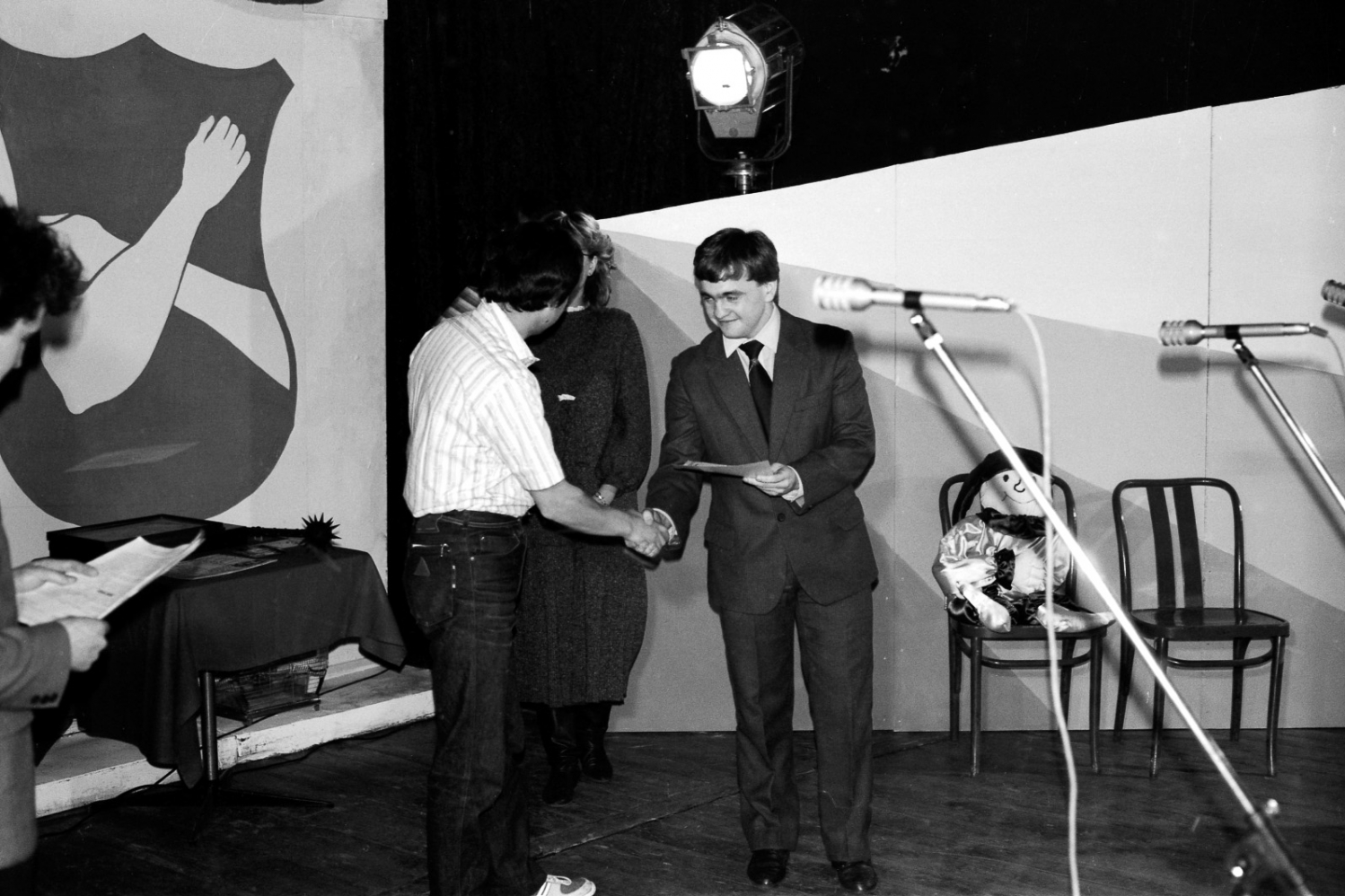 Mirosław Wujas wręcza nagrodę – w tle logo pierwszych PAK – gest Kozakiewicza