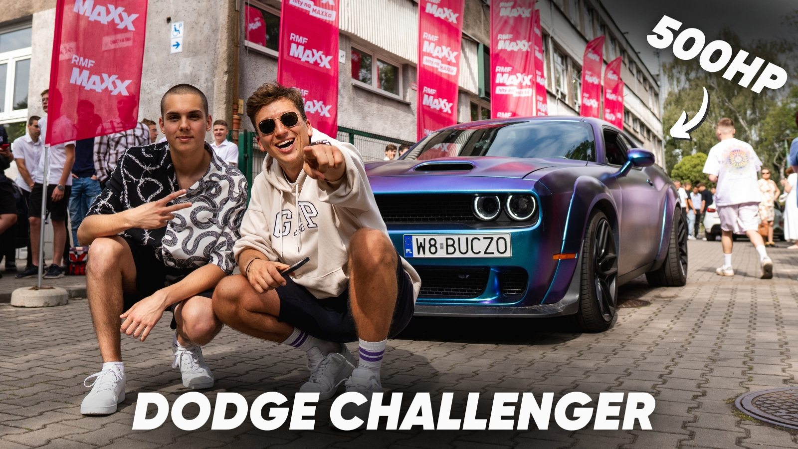 Przyjechał na zakończenie roku 500-konnym Dodgem Challengerem